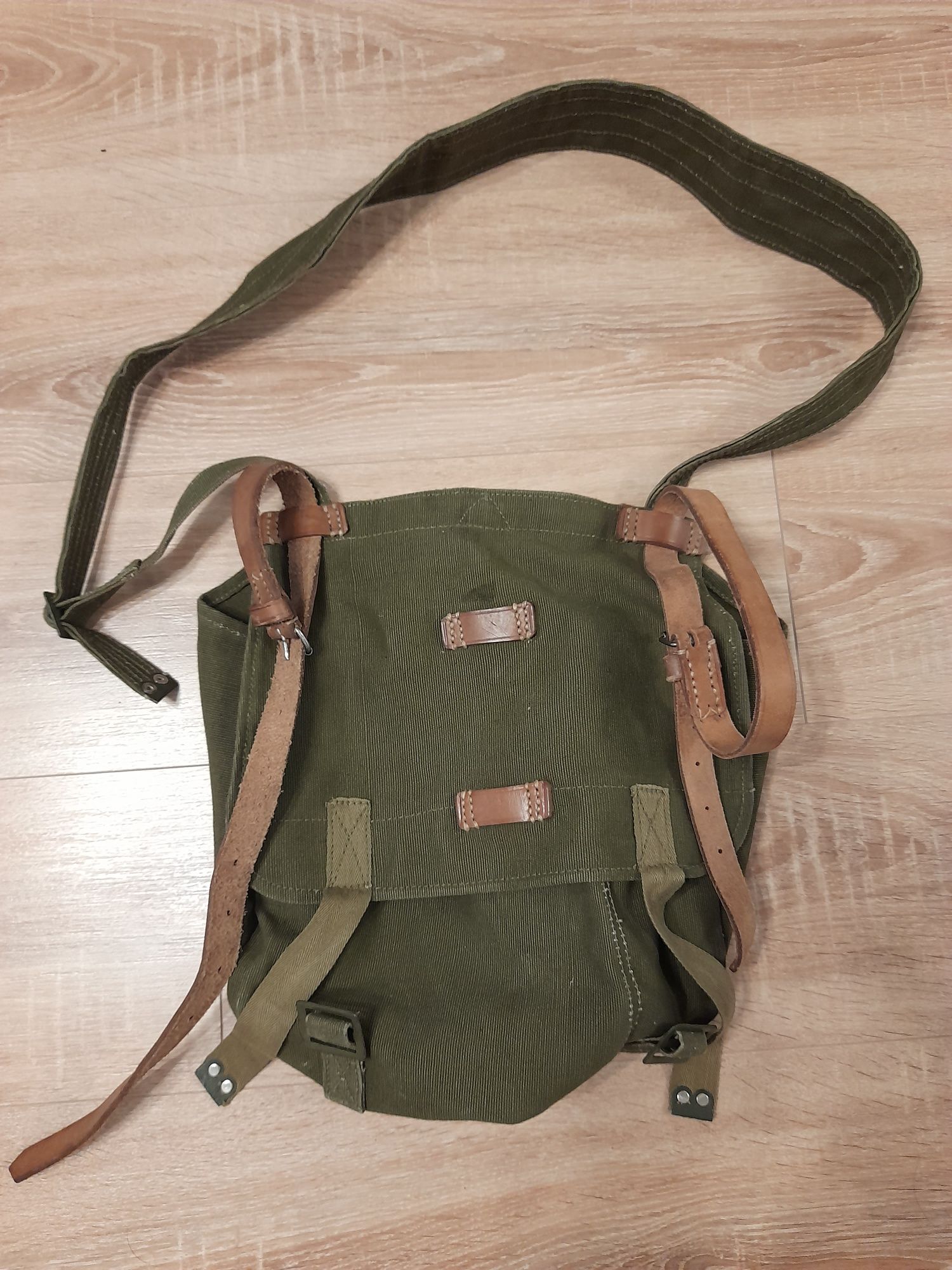 Vand sac de merinde militar din material rezistent cu curele din piele