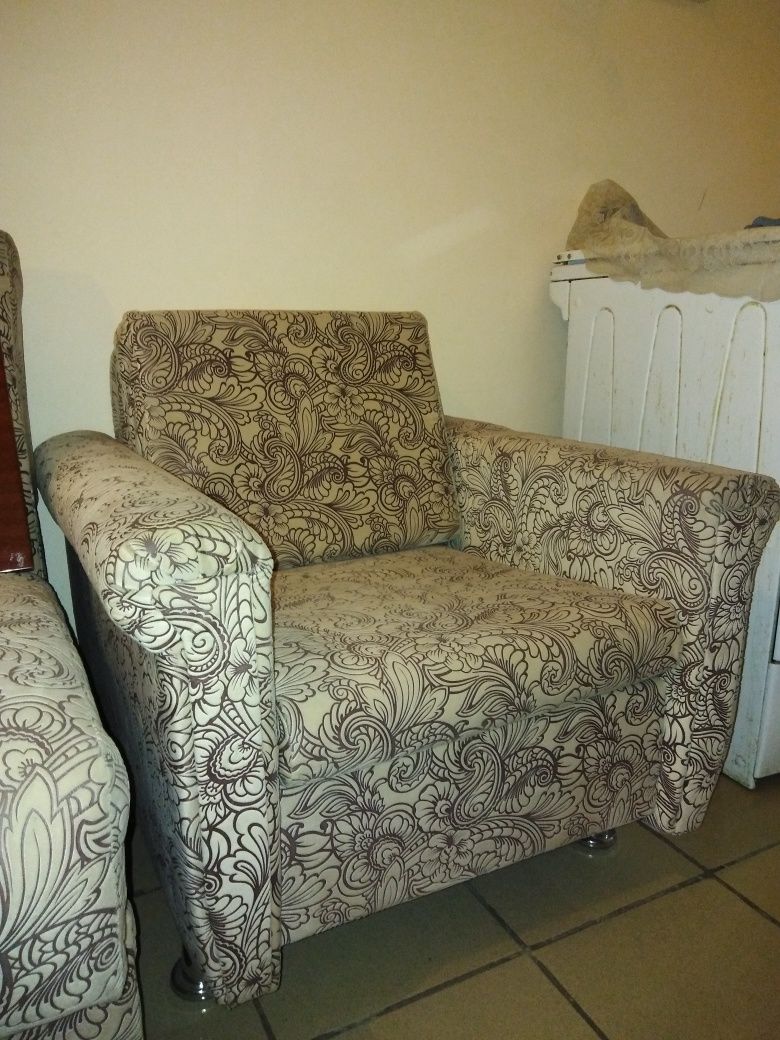 Мягкий уголок - диван раскладной и 2 кресла в  отл состоянии