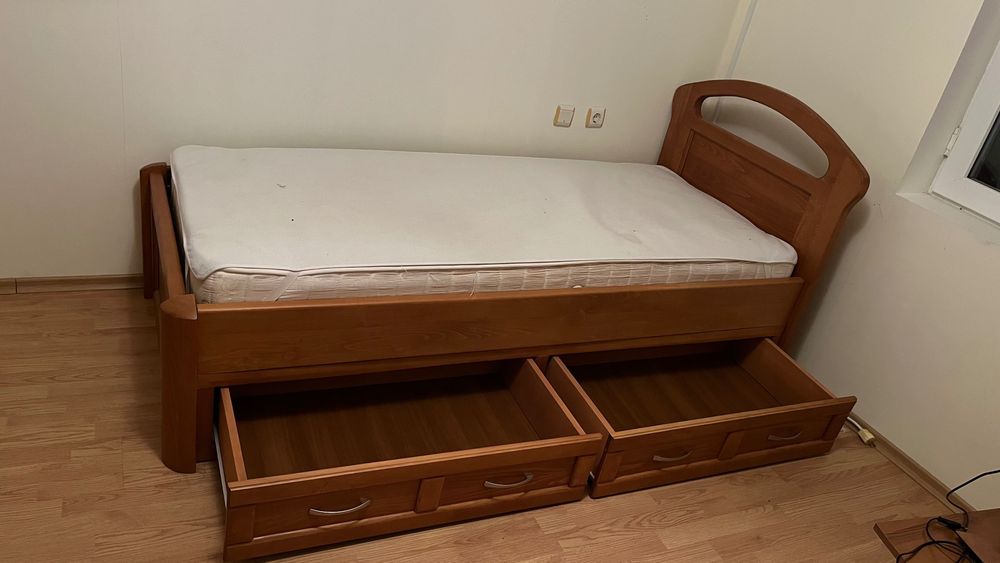 легла  с матраци