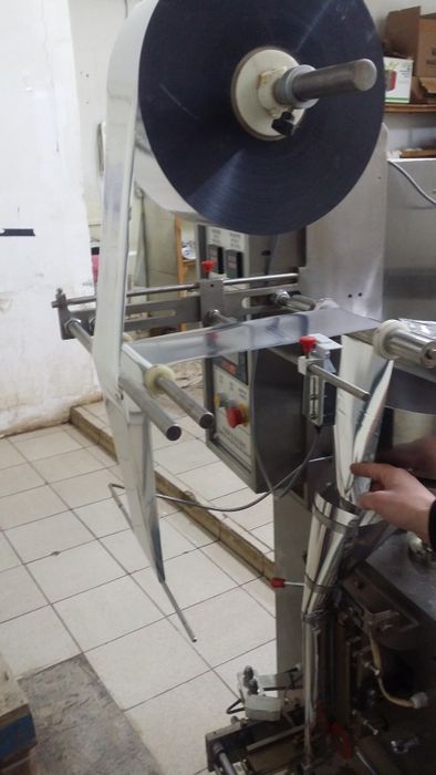 Vertikal qadoqlash uskunasi . Вертикальный упаковочная установка