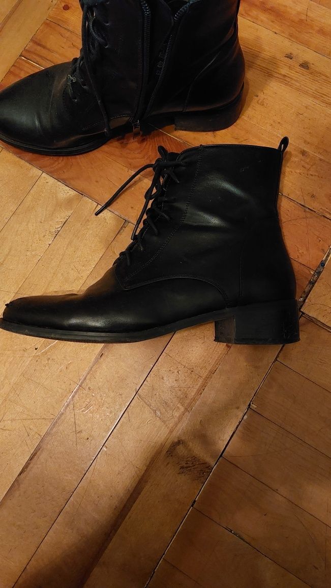 Кожаные черные ботинки