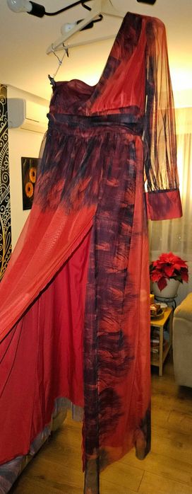 Rochie eleganta lunga, crapatura pe picior, negru cu rosu