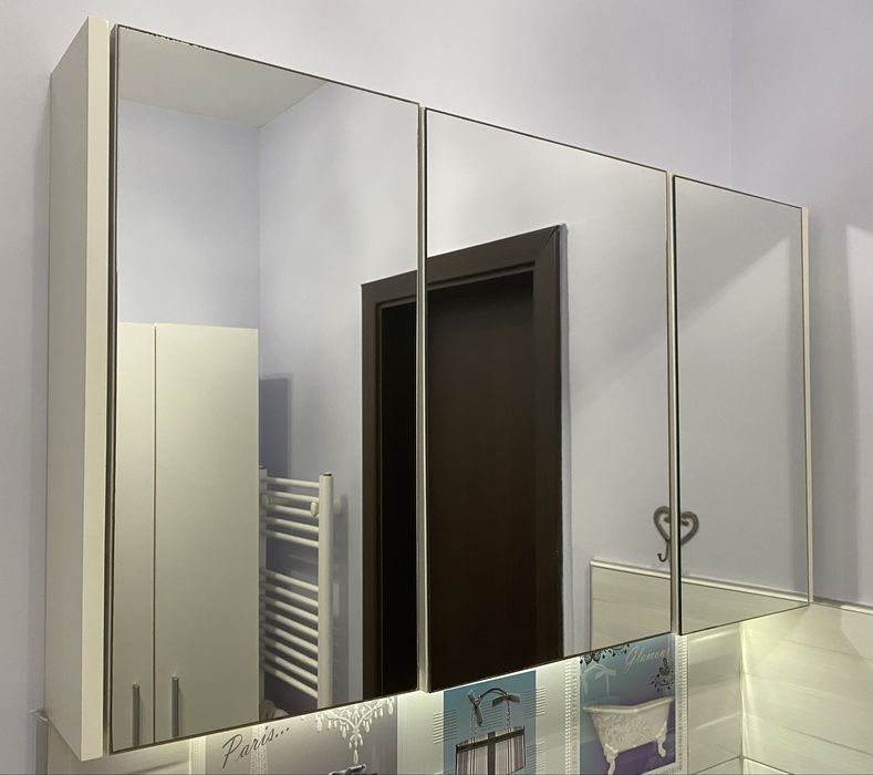 Комплект мебели за баня - долен шкаф с порцеланова мивка и горен шкаф