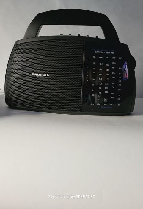 Aparat radio Grundig Boy 240 cu 4 lungimi undă