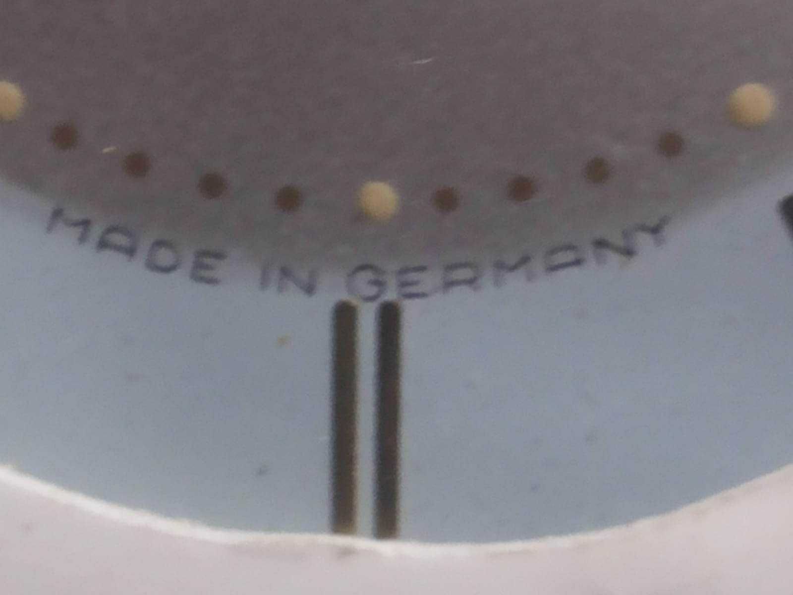 Ceas desteptator mecanic fabricat in fosta Germania Democrata .