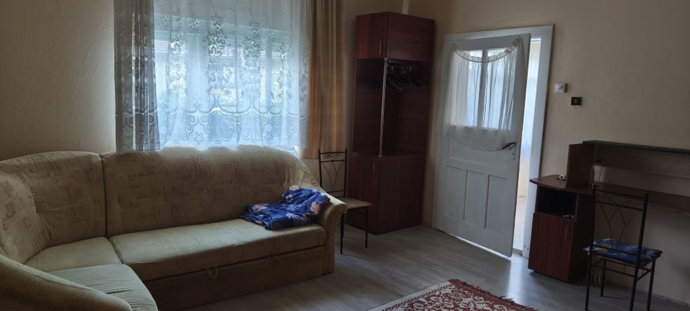 Casa cu 2 camere de închiriat în cartierul Săsar