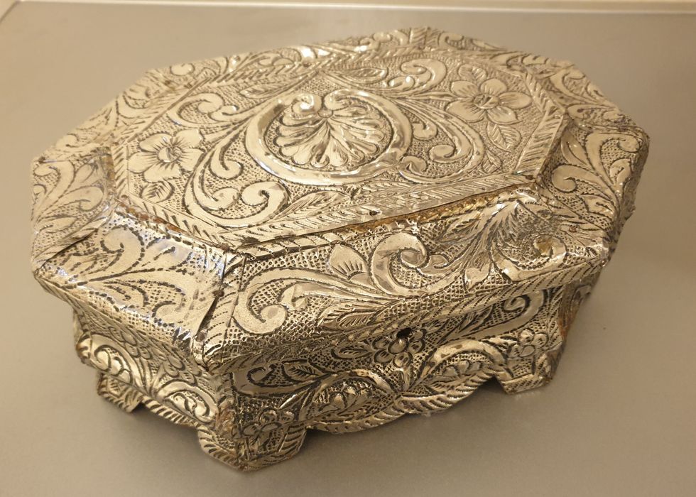 Caseta de bijuterii veche din lemn și argint