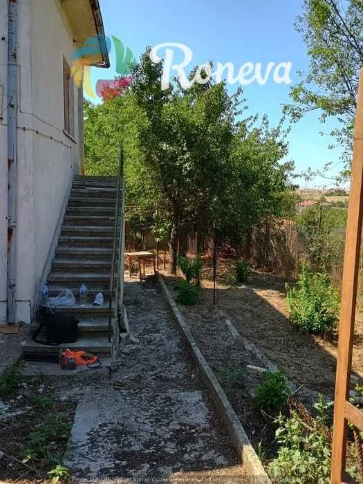 Двуетажна къща в самостоятелен двор