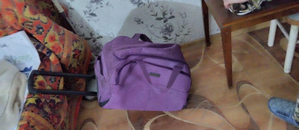 Ложки, вилки, чемодан, тарелка, кружка.