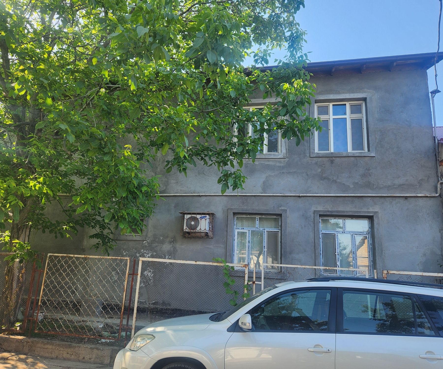 Кибрайда ховли сотилади.