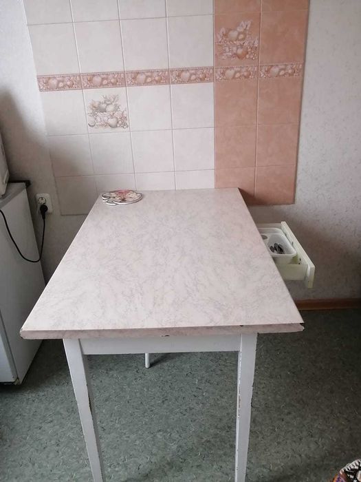 Стол кухонный, средний