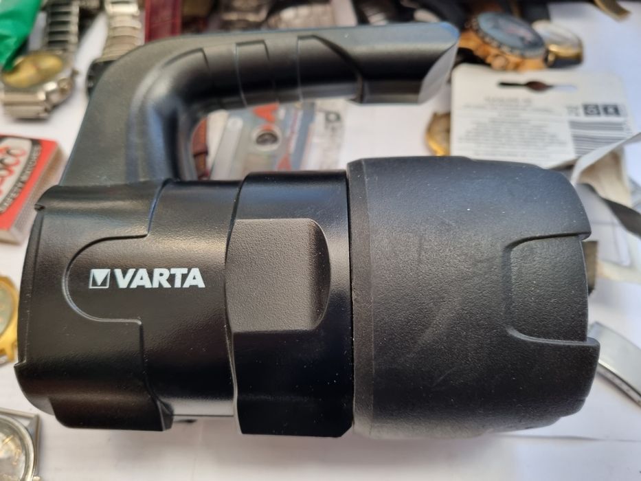 Vând lanterna  VARTA cu baterii