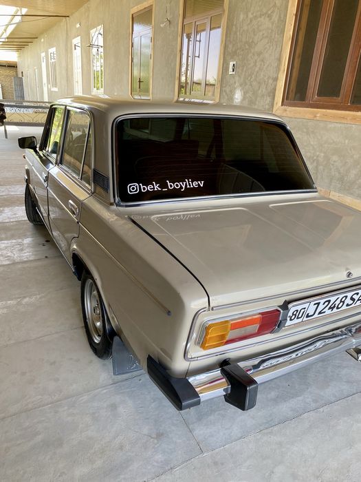 Lada 2106.