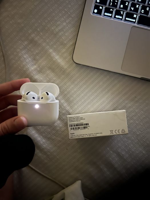 Продаю наушники AirPods 4 в идеальном состоянии.