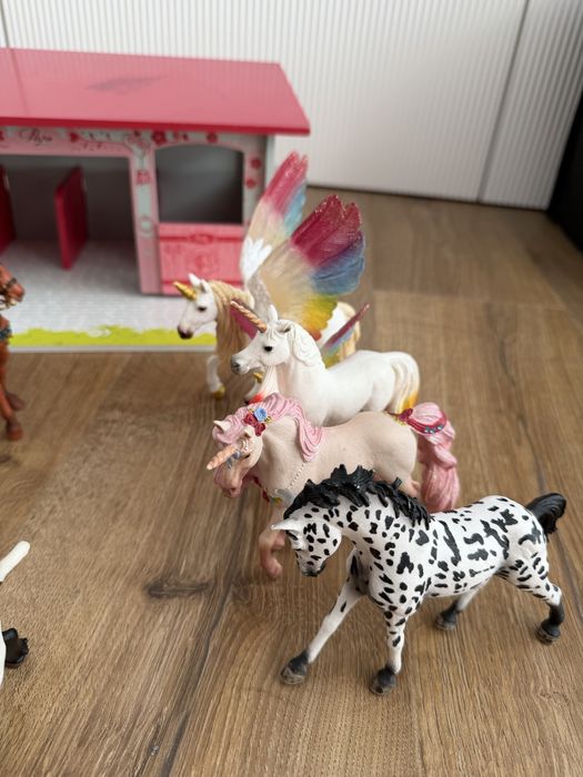 Фигурки коне с конюшня на Schleich и Papo