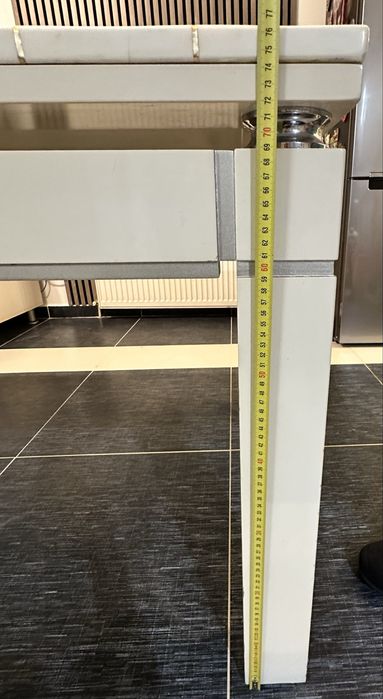 Vand masa de bucatarie in stare perfecta , blat de marmura .