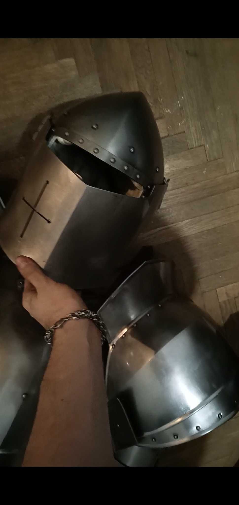 Armură deosebită medievală făcută la fierar