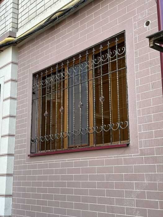 Установка.  Решётка, козырек