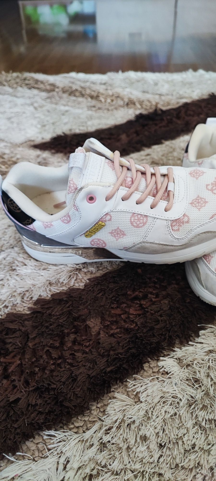 Оригинални сникърси на Guess