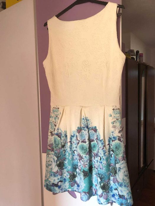 Бяла рокля с цветя