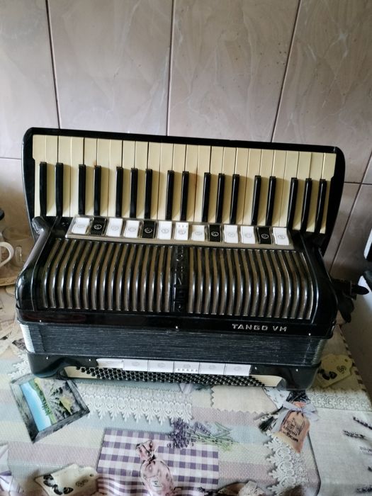 Vând acordeon Hohner Tango VM