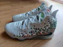 Vand pereche de ghete baschet Lebron XVII Command Force marimea EU44.5