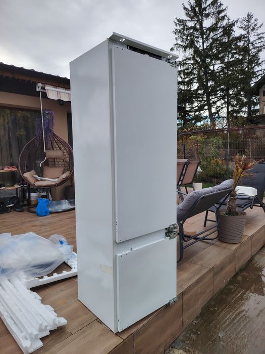 Хладилник за вграждане AEG