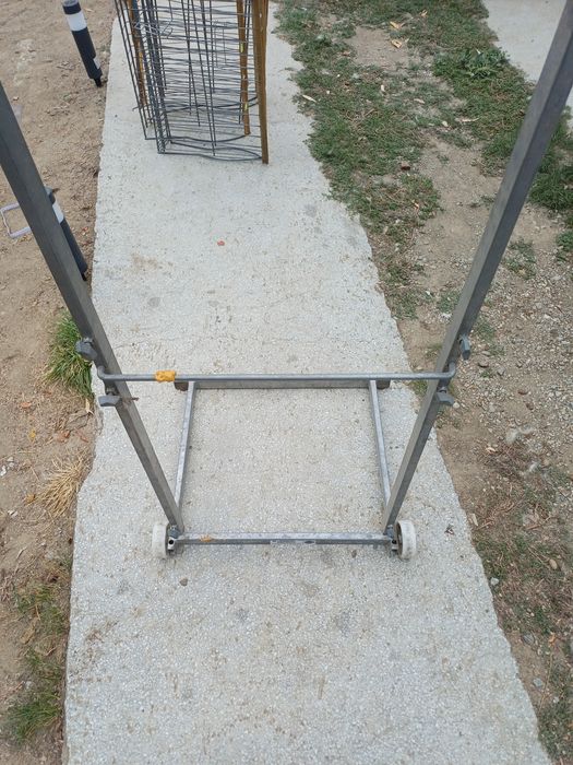 Se vinde raft Chipsuri și vitrine din sticla pentru magazin alimentar.