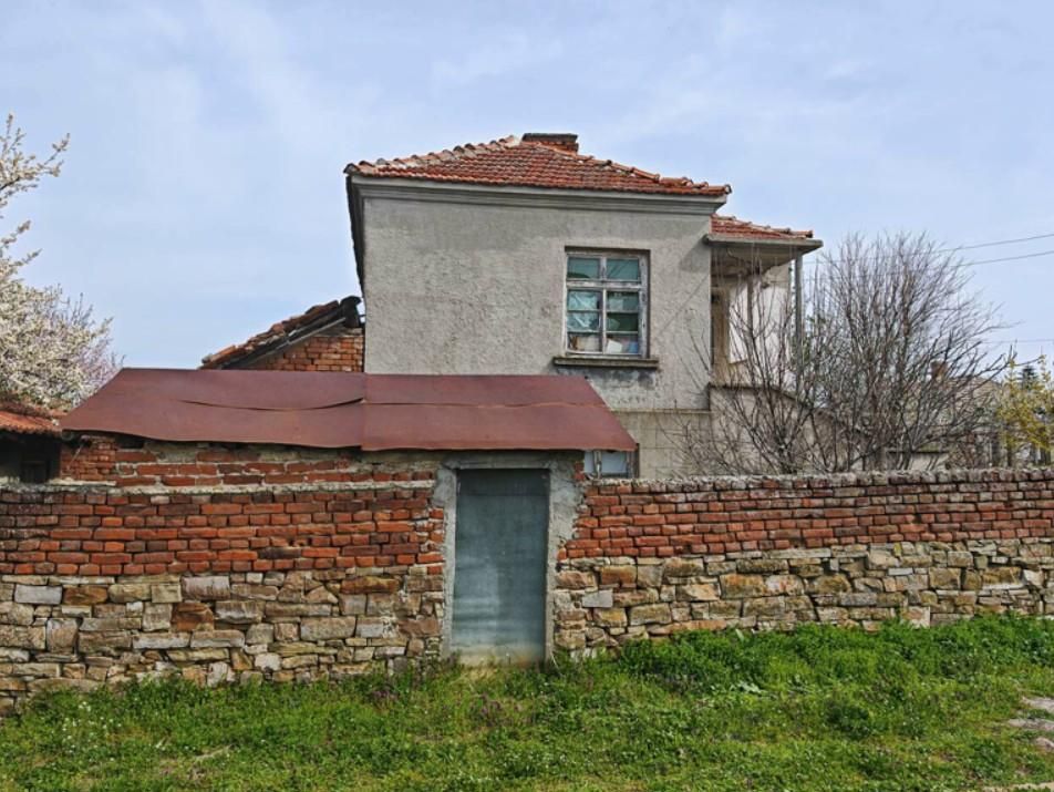 Къща с двор в с. Искра