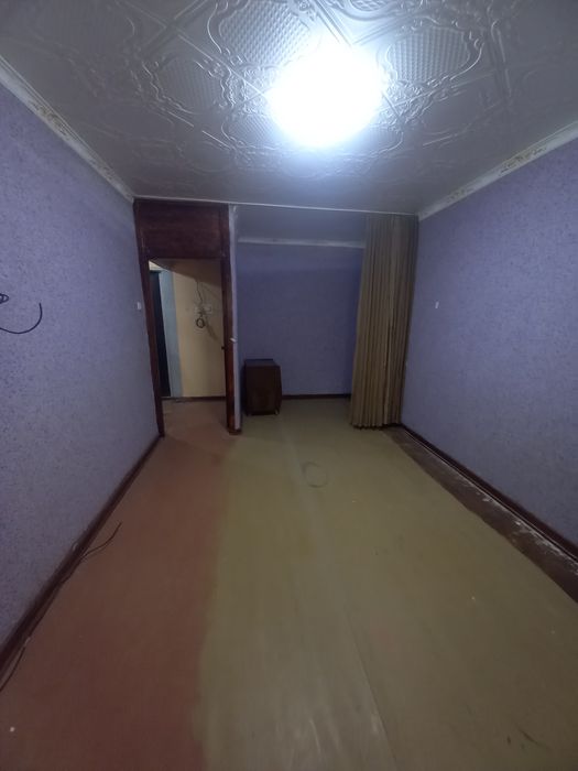 Продаётся 1 ком квартира в чирчике 1 мкн 2 этаж есть отопление