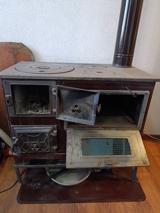 Печка на дърва със фурна.