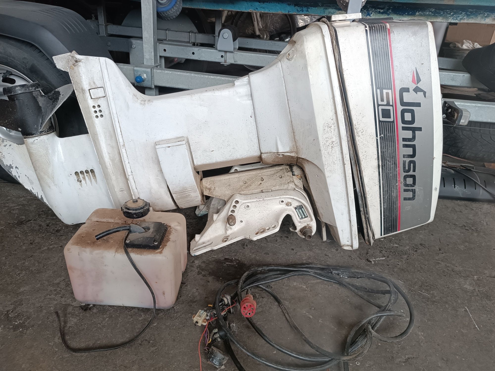 Извънбордов двигател Evinrude 25 HP за части и Johnson 50 HP работещ