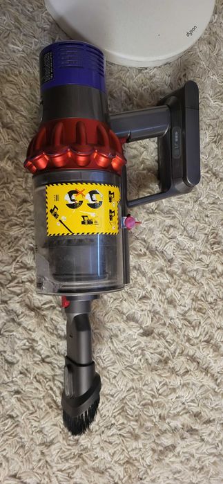Dyson V10 Aspirator vertical cu suport se vinde cum se vede fuctional