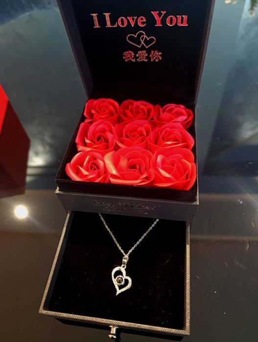 Подарок для ваших любимых,кулон на сто языках любви в коробке с розам