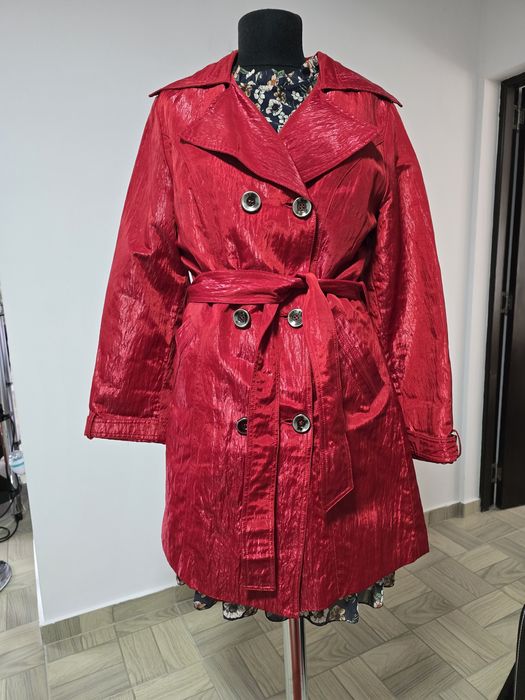 Trench rosu metalizat, inchidere dublu nasturi, cordon in talie;