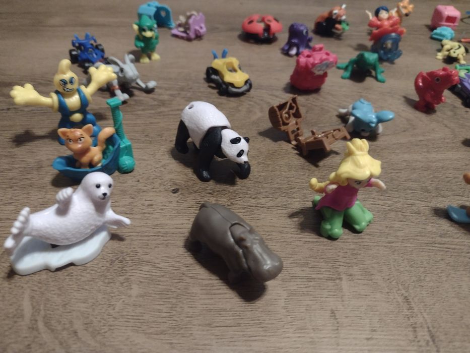 Киндер фигурки сглобени и не отворени +две гривнички около 66 броя.