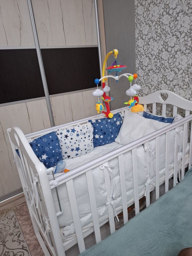 Манеж детский с маятником, с бортиками в отл. состоянии