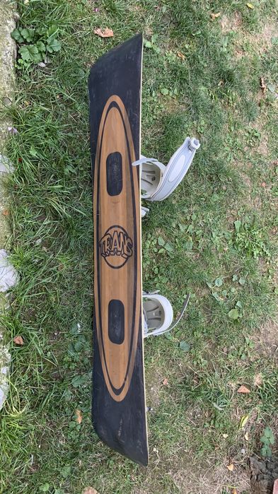 Snowboard Burton 155 + Legaturi CrazyCreek + casca cu ochelari
