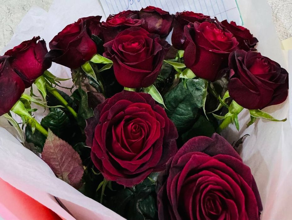 Bir dona buket sotiladi 15tali roza