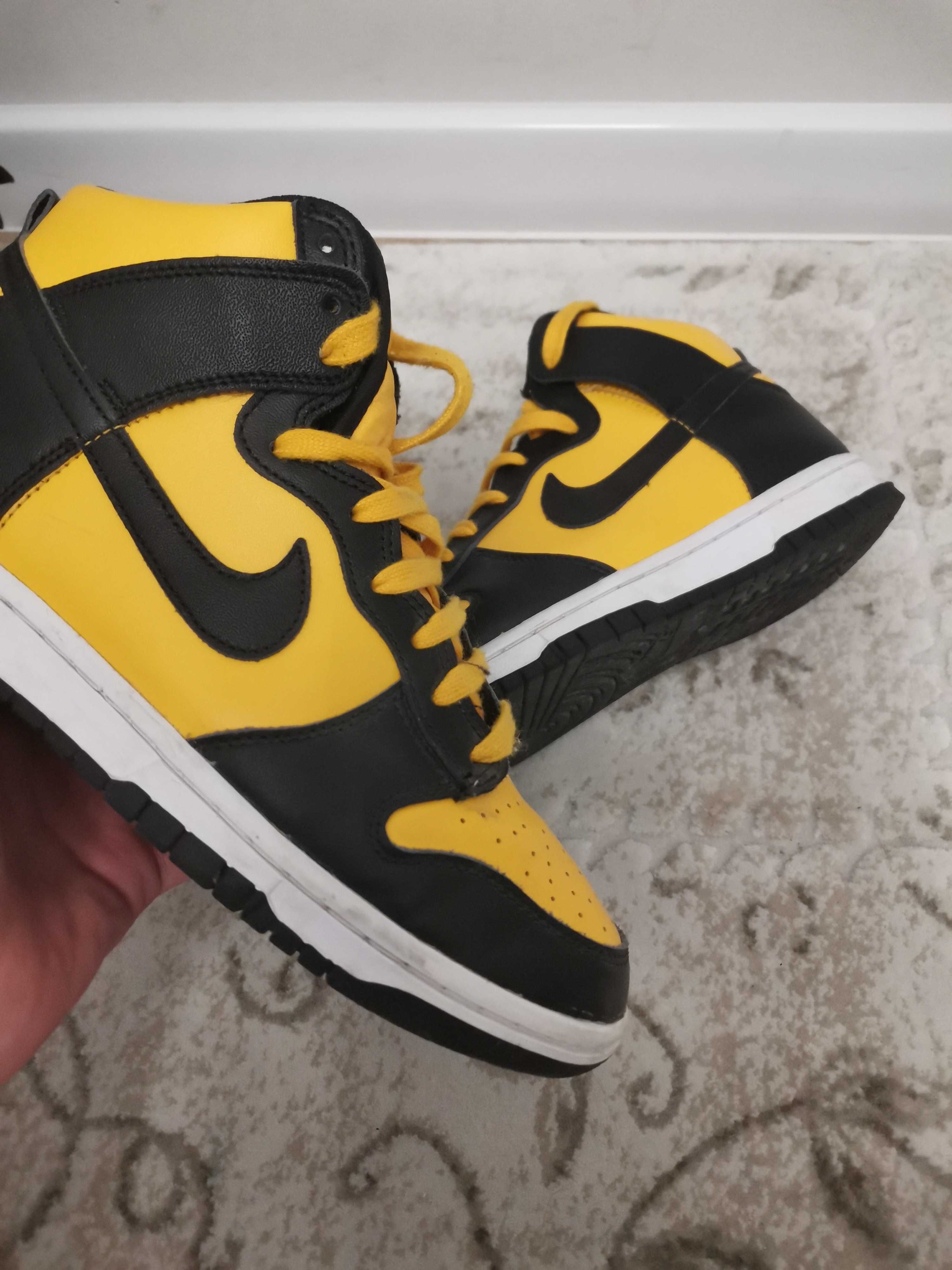 Nike dunk high michigan