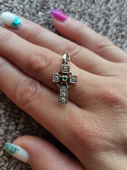 cruciulita cruce aur alb 18k celtica cu diamante si smarald