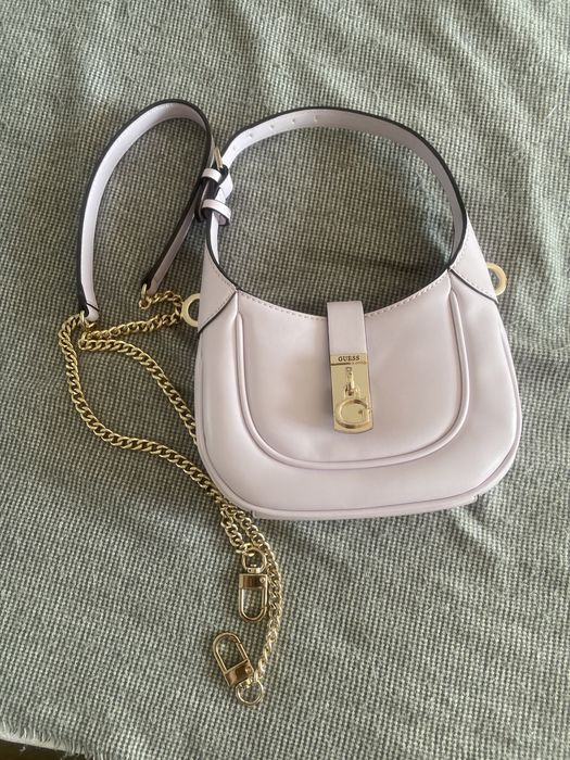 Малка чанта Guess в лилаво, носена веднъж