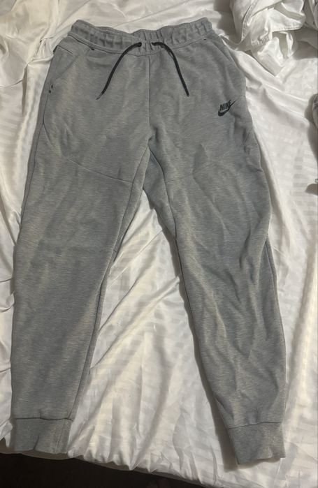 Pantaloni Nike Tech