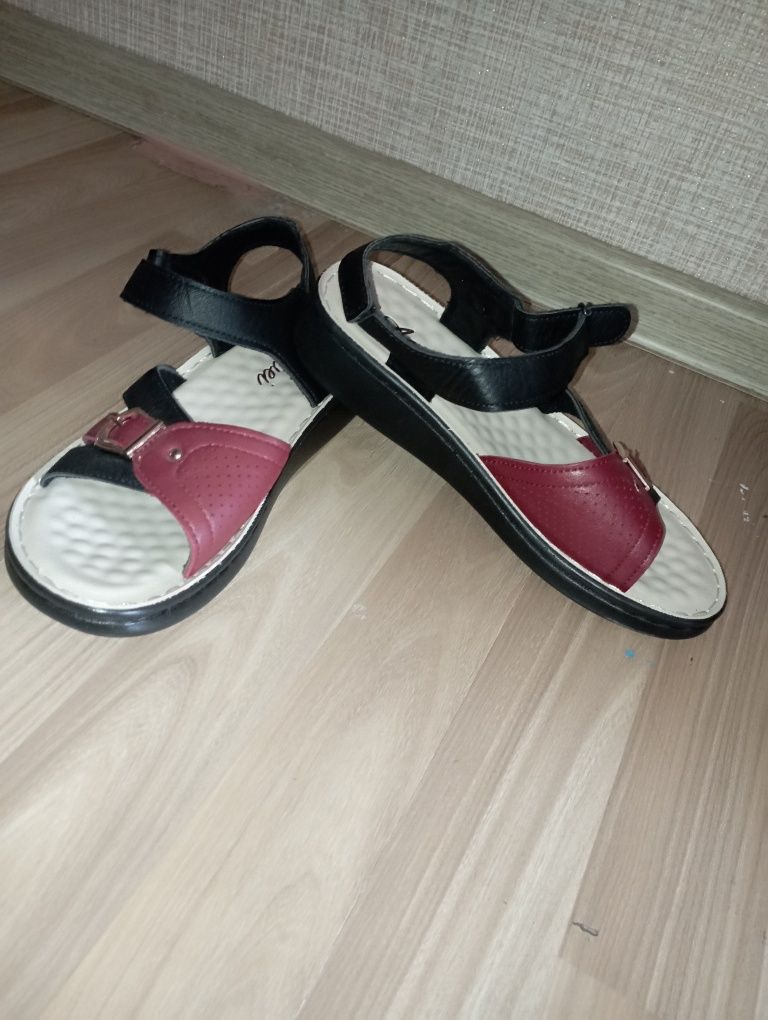 Продаются босоножки