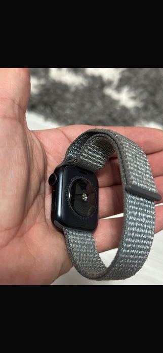 Vand doua apple watch :se si seria 6