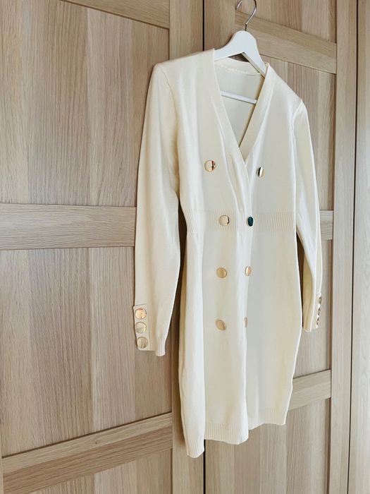 Блуза и пуловер не са носени