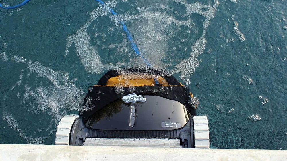 Robot aspirator pentru curatat piscina Maytronics Dolphin E30