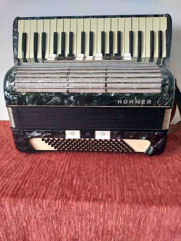 Acordeon Hohner Tango96 basi. ca nou.