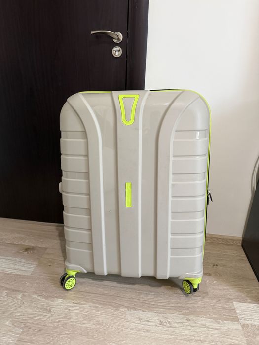 Голям куфар за пътуване