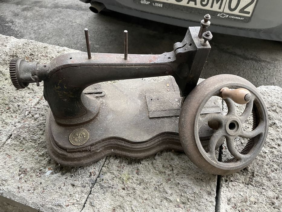 Антикварная швейная машинка Singer конца 19 века